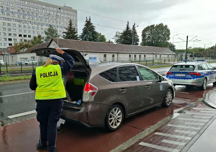 Kontrola krakowskiej taksówki przez policje
